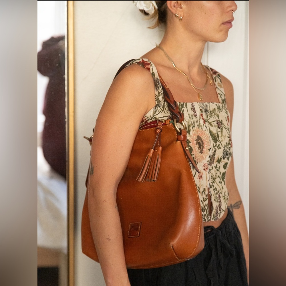 Dooney & Bourke Elegant Brown Leather Shoulder Bag